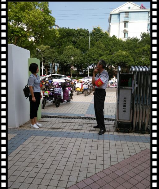 我们是欣幼第二周家长安全员，我们是来自中一班李振睿家长和小一班陈柏翰家长。看！我们正在帮助保安维持幼儿园放学的秩序呢！